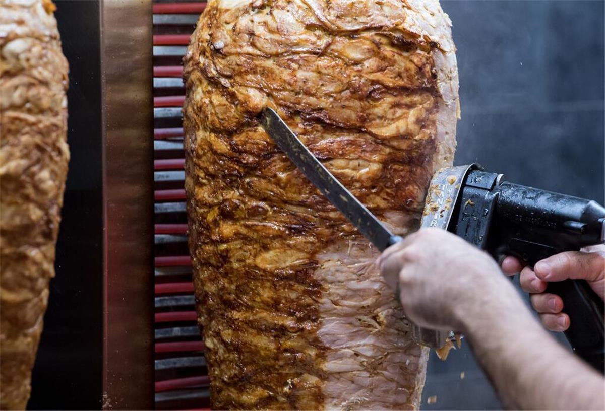 Kebab-Streit in Brüssel: EU prüft Antrag auf einheitliche Döner-Standards Dönerspieße drehen sich in einem Imbiss.