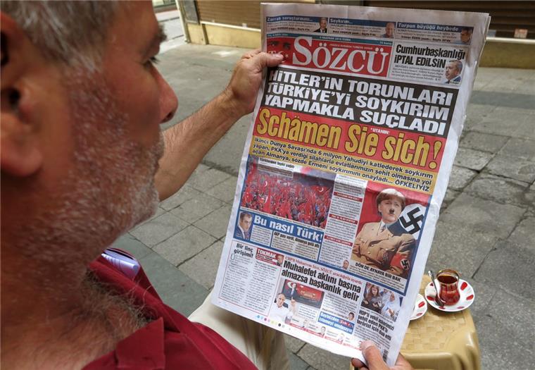 Presse-Echo in der Türkei fällt verheerend aus Die türkische Tageszeitung "Sözcü" hat Bundeskanzlerin Angela Merkel nach der Armenien-Resolution in Naziuniform und mit Hitlerbart auf der Titelseite abgebildet.