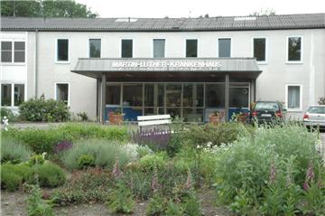 Die Turbulenzen um das Zevener Martin-Luther-Krankenhaus scheinen kein Ende zu nehmen. Jetzt übt Samtgemeindebürgermeister Jürgen Husemann Kritik an Landrat Hermann Luttmann, dem er mangelnde Transparenz vorwirft.