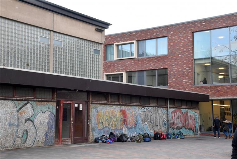 Die Turnhalle der Edith-Stein-Schule ist bald 50 Jahre alt, marode und viel zu klein. Schüler, Lehrer, Eltern hoffen auf eine neue. 