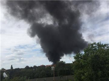 Die Turnhalle der Fichteschule steht in Flammen.