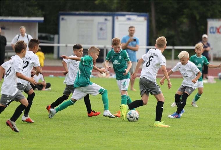 Zwei Kindermannschaften spielen gegeneinander Fußball.