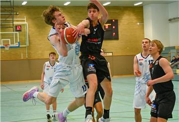 Basketballer kämpfen um den Ball. Die U19-Basketballer der Eisbären Bremerhaven (weiße Trikots) sind wieder gefordert.