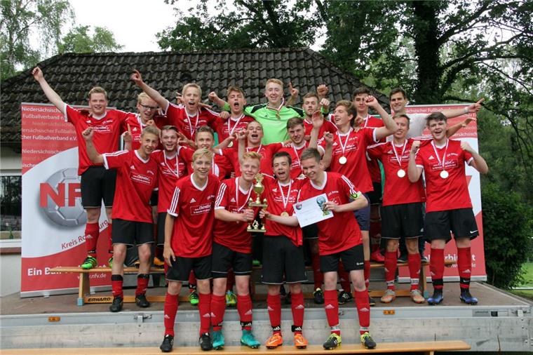 Heeslingen: Hunderte Jugendfußballer geehrt Die U19-Kicker der JSG Ummel bejubeln den Pokalsieg.