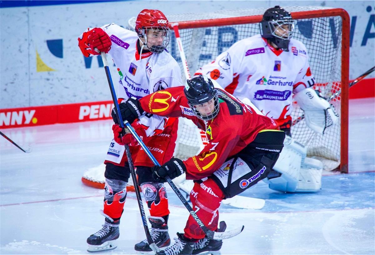 REV Bremerhaven mit vier Spielen in der Eisarena Eishockeyspieler auf Eis