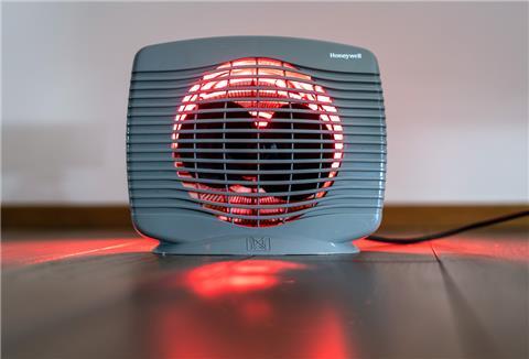 Ein elektrischer Heizlüfter steht in einem Wohnraum