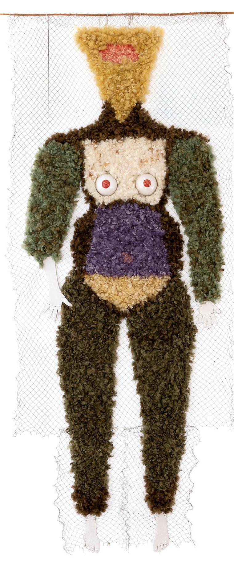 Die überlebensgroße Textilfigur „Meine große Schwester“ von Gabriele Stötzer, gefertigt aus Schafswolle und Keramikelementen, macht allen Mut, sich nicht unterkriegen zu lassen.