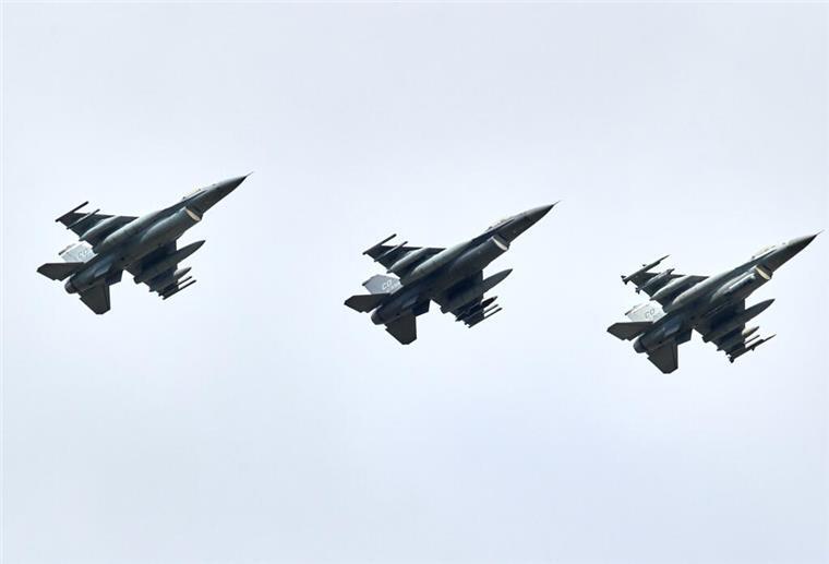 Drei Kampfjets vom Typ F16 aus den USA 