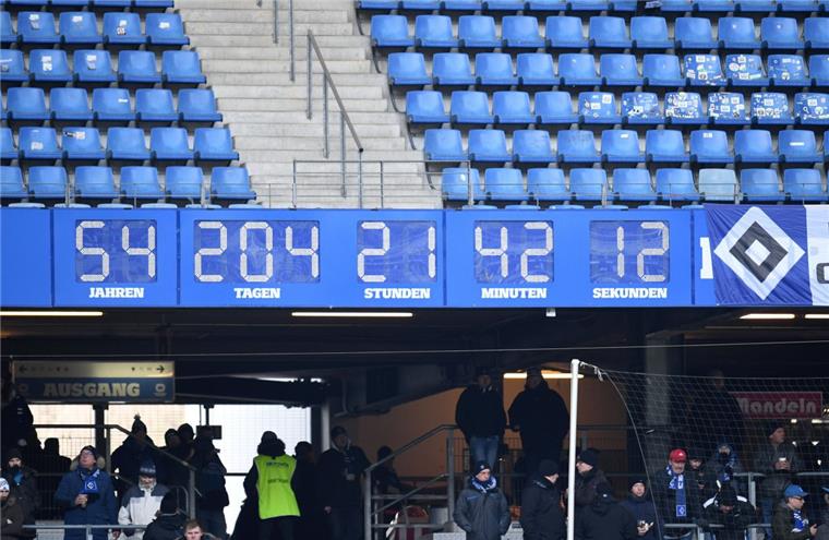 Die Uhr im Volksparkstadion soll abgebaut werden.

