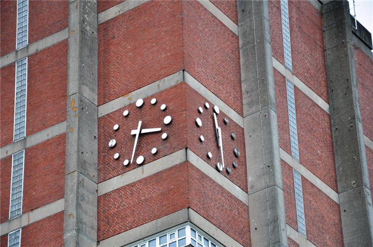 Am Nordenhamer Rathausturm gehen alle Uhren falsch Die Uhren am Nordenhamer Rathausturm stehen alle. Und alle zu einer anderen Zeit.