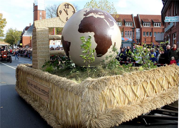 Die Uhrzeiger stehen unerbittlich auf fünf vor zwölf. „Sind wir noch zu retten“: Mit diesem weltbewegenden Motto einer drohenden Klimakatastrophe überzeugte die Landjugend Wense auch die Jury. Lohn der Bemühungen war der erste Platz in der Kategorie „Themenwagen“.  