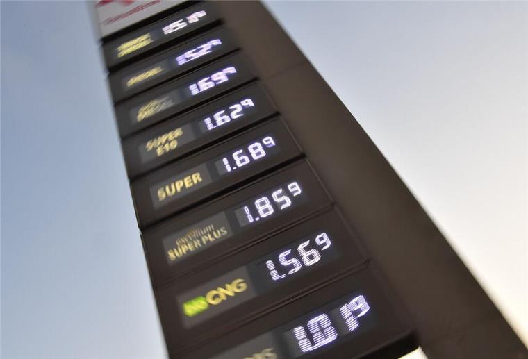 Spritpreis-Tricks: Wie Sie 2025 beim Tanken Zeit und Geld sparen Eine Tankstelle und das Werbschild.