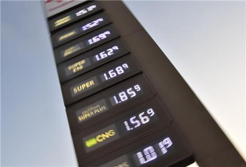 Eine Tankstelle und das Werbschild.