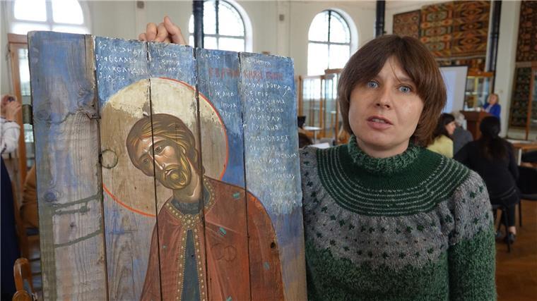 Kiewer Künstler malen Ikonen auf alte Munitionskisten Die ukrainische Künstlerin Sonja Atlantowa steht neben einer modernen Ikone im Museum für angewandte Kunst in Kiew.