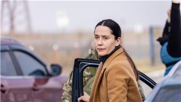 Die ukrainische Therapeutin Lydia (Anastasia Karpenko) bietet Mitfahrmöglichkeiten in ihrem Auto an.