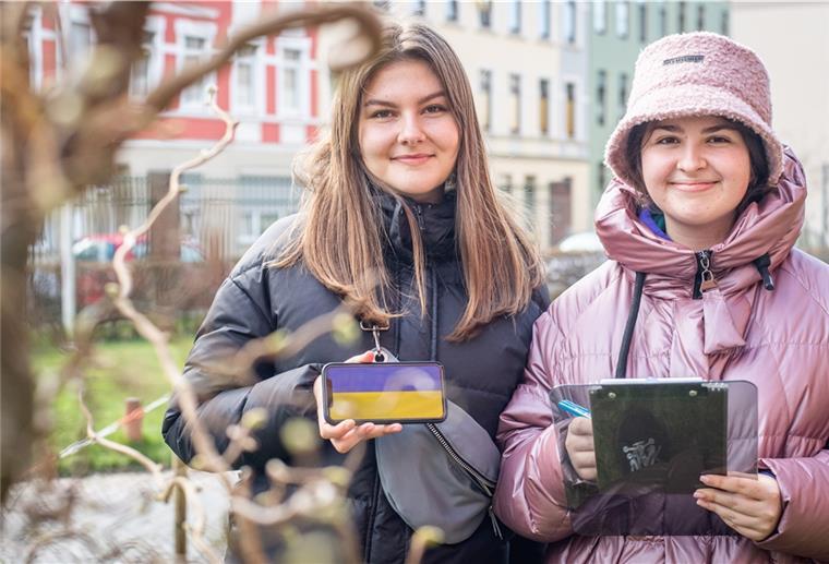 300 Schüler aus der Ukraine in Bremerhaven Die ukrainischen Flüchtlinge Diana Novosetska (19, links) und Sofia Korzum (15) möchten gern die deutsche Sprache erlernen und an den Willkommenskursen teilnehmen.