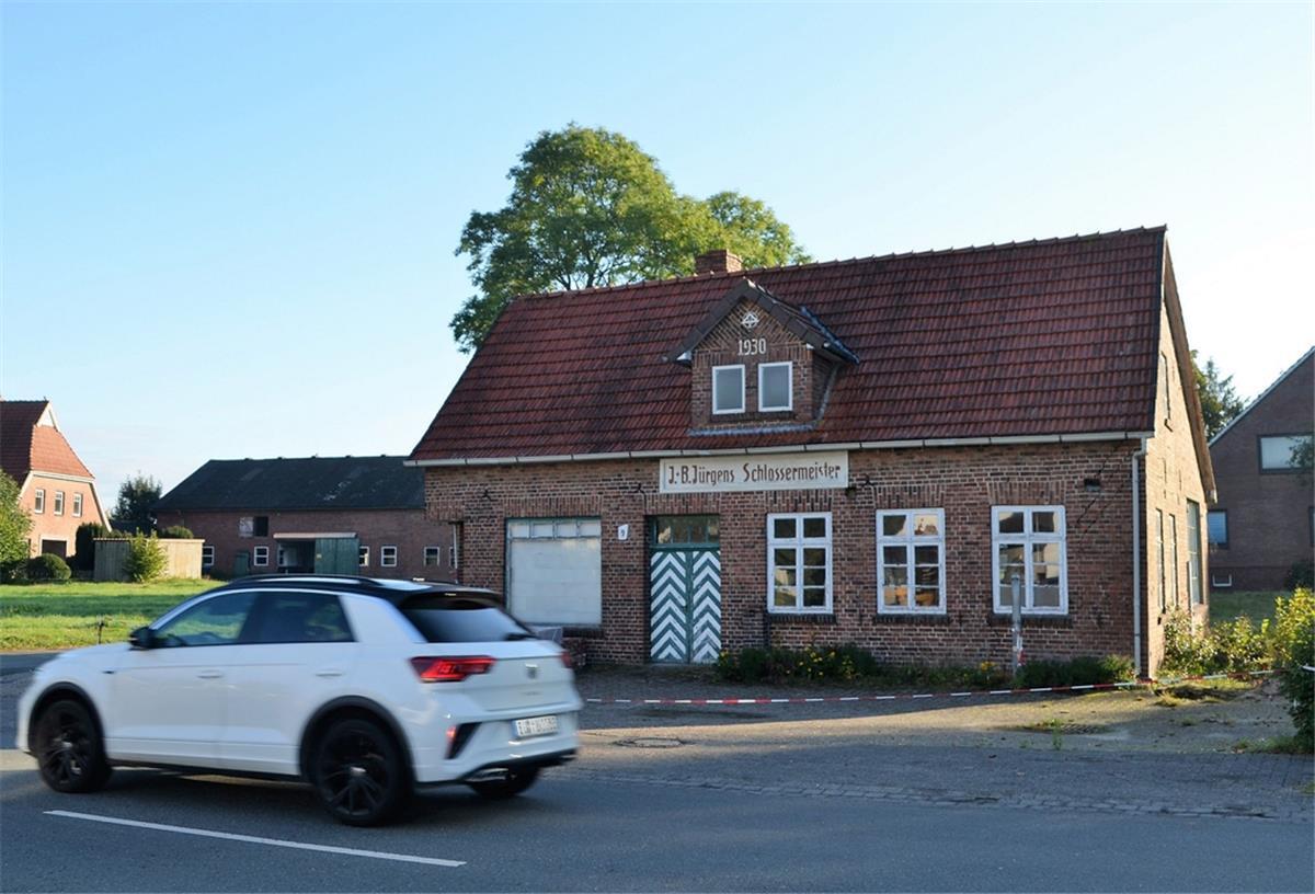 Cuxland: Alte Schmiede in Köhlen bekommt Oldtimer-Museum mit Café Ein Auto fährt an der alten Schlosserei in Köhlen vorbei.