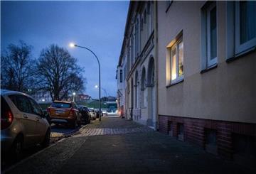 Die Umrüstung der Straßenlampen in Bremerhaven hat bisher laut Stadtrat Bernd Schomaker eine Energieersparnis von rund 580 Tonnen CO2 eingebracht.
