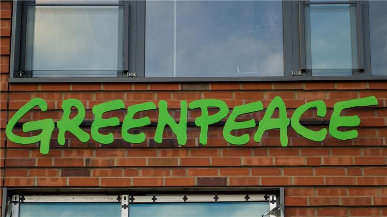 Tankerliste: Greenpeace warnt vor russischer Schattenflotte Die Umweltschutzorganisation warnt vor den Umweltrisiken alter Tanker, die russisches Rohöl auf der Ostsee transportieren.