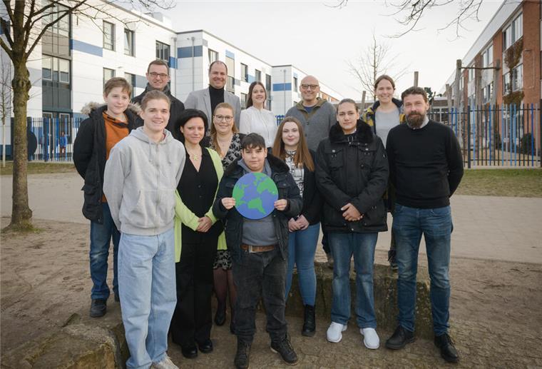 Leherheide: Heine-Schule auf dem Weg zur Klimaneutralität Schüler, Schuldezernent und Vertreter von Energiekonsens