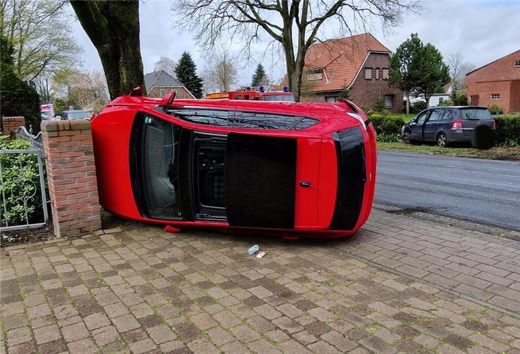 Zwei Autos kollidieren in Sellstedt - 89-jähriger Fahrer verletzt Die Unfallstelle: Der rote VW liegt auf der Seite und das andere Fahrzeug im gegenüberliegenden Seitengraben.