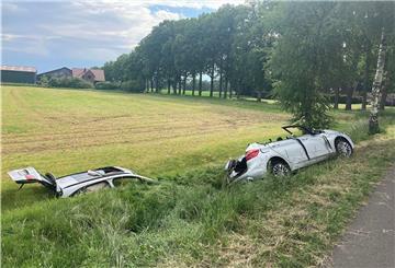 Die Unfallstelle mit dem völlig zerstörten Wagen.