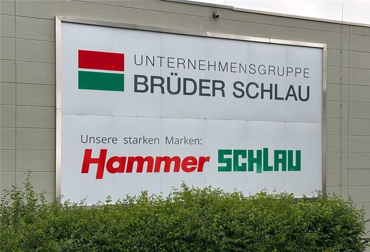 Konzern ist insolvent: Das müssen Kunden der „Hammer“-Märkte jetzt wissen Das Logo der Unternehmensgruppe Brüder Schlau GmbH & Co KG und das des Raumaustatters Hammer ist auf einem Schild zu sehen.