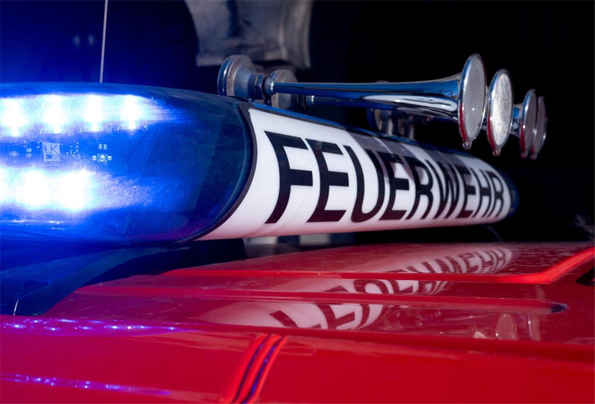  Ein Fahrzeug der Feuerwehr mit der Aufschrift "Feuerwehr".