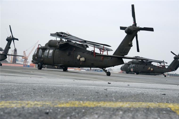 Kriegsgerät der US-Army ist in Bremerhaven gelandet Die US-Army hat eine Heeresfliegerbrigade aus den Vereinigten Staaten nach Bremerhaven transportiert und entladen.
