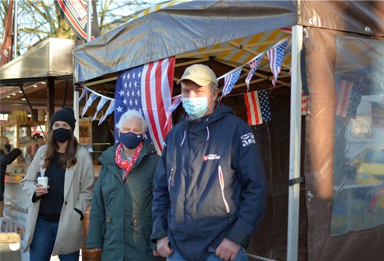 Bremerhavener US-Bürger nach der Wahlnacht Die US-Bürger Kayla Alber, June White und John Reinhardt (von links) haben sich auf dem Wochenmarkt über die Wahl ausgetauscht. Foto: Overschmidt