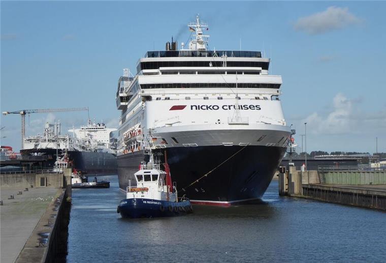 Dieses Kreuzfahrtschiff wird zum Exklusiv-Taxi für 40 Personen Die „Vasco da Gama“ liegt in der Kaiserschleuse und wartet auf die Ausfahrt in die Weser. Das Schiff verholt ans Kreuzfahrtterminal.