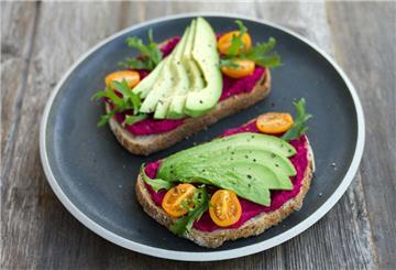 zwei geschnittene Brote mit Avocado oben drauf