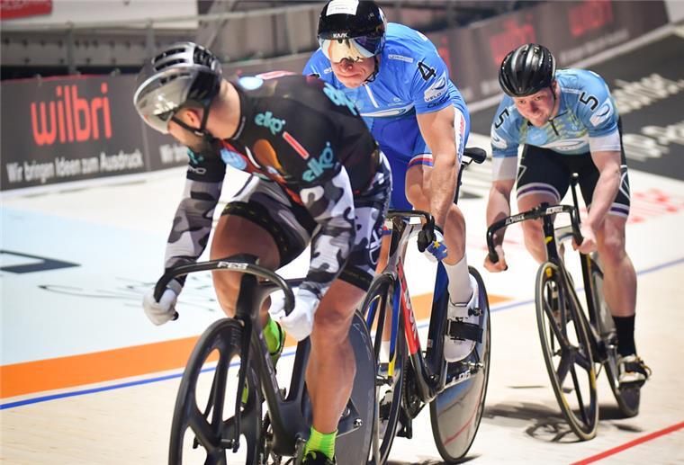 Radfahrer fahren ein Rennen bei den Sixdays in Bremen.