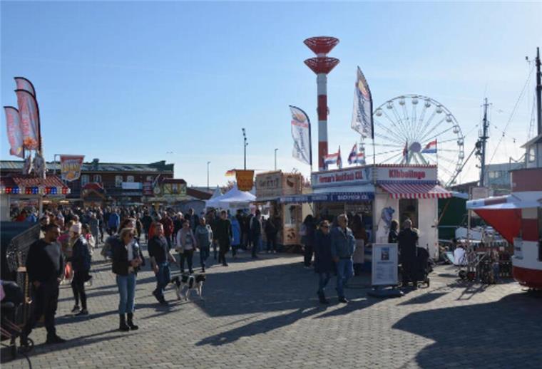 Schaufenster Fischereihafen mit ersten Open-Air-Highlights Rummel mit vielen Leuten