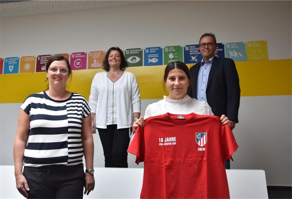 Die Verantwortlichen bei der Vorstellung der ersten FÖJ-lerin beim FC Geestland in Langen (von links): Mareike Buck, Gabi Kasten, die FÖJ-lerin Vanessa Thomas (18) und Jörg Schröder, Vorsitzender des FC Geestland.