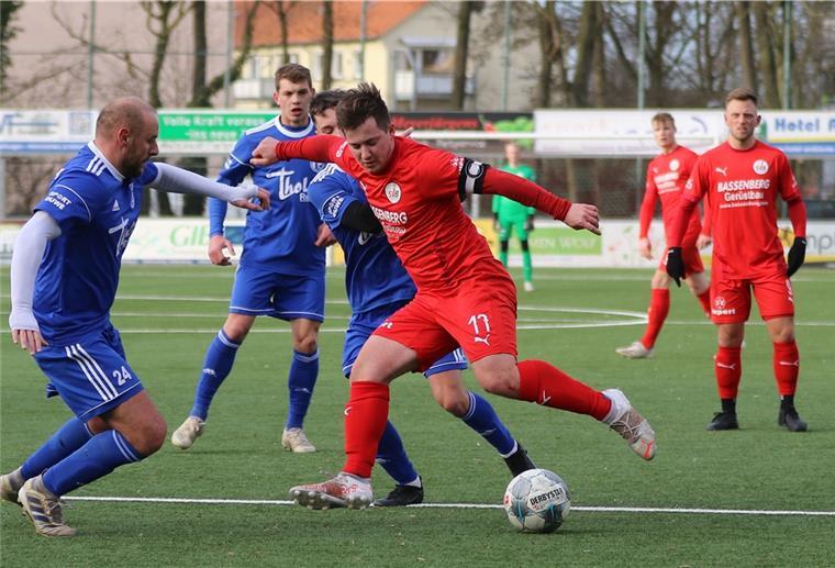 Der SV Brake möchte junge Fußballer weiterentwickeln Die Verantwortlichen des SV Brake (rote Trikots/vorn Jan Speer) wollen die Bezirksligamannschaft behutsam nach vorn bringen.