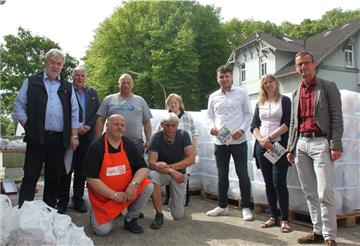 Die Verantwortlichen und Helfer Uwe Parpart (SPD), Bernd Freemann (FDP), Ralf Bullwinkel (Tafel), Irene von Twistern, Selcuk Caloglu (SPD), Ute Stegemann (AWO), Michael Frost, Alois Terlecki (Tafel), Mario Steege (Tafel) sind zufrieden mit dem Gemeinschaftsprojekt.