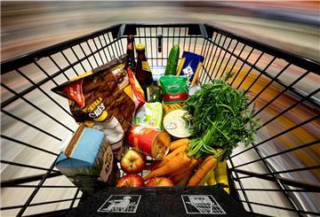 Lebensmittel im Einkaufswagen