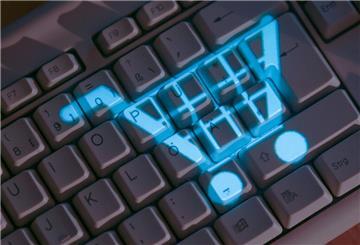 Eine Tastatur, auf der ein Einkaufwagen zu sehen ist. 