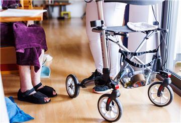Schwester Selma (r), Mitarbeiterin beim mobilen Pflegedienst Schulz, unterhält sich mit einer Patientin (l) in deren Zuhause.