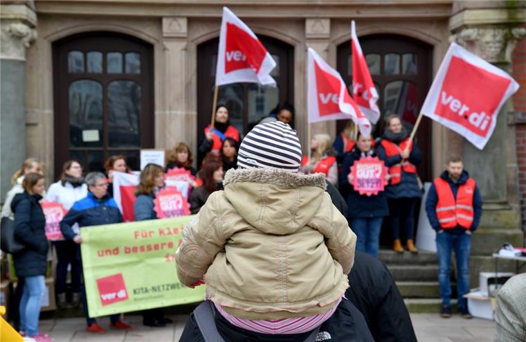 Die Verdi-Protestaktion unter dem Motto „Kita-Beschäftigte entlasten. Jetzt!“ vor der Schule am Ernst-Reuter-Platz richtet sich an Mitglieder des Jugendausschusses – der hatte aber gar nicht wie geplant zusammen mit dem Schulausschuss getagt.