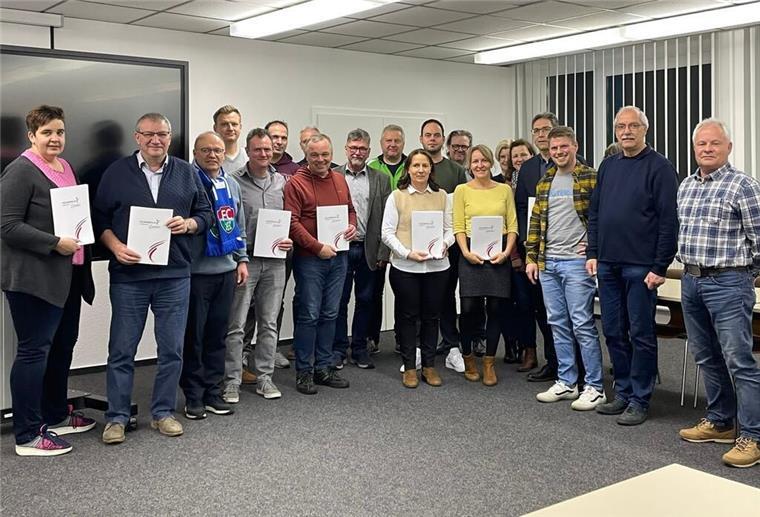 Sportbund fördert Cuxland-Vereine mit knapp 114.000 Euro Vereinsvertreter mit Bescheiden
