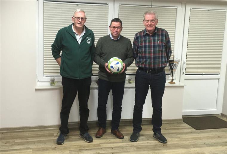 Cuxland: Neue Fußball-Jugendspielgemeinschaft gegründet Die Vereinsvorstände (von links) Josef Fischer (TSV Sellstedt), Thomas Jahn (1. FC Schiffdorf) und Rolf Zeichner (TSV Wehdel) besiegeln die neue Fußball-Jugendspielgemeinschaft JSG SSW (Schiffdorf-Sellstedt-Wehdel).