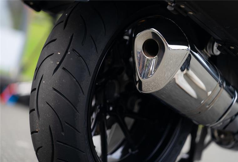 ARCHIV - 29.04.2022, Bayern, Aufseß: Der Auspuff eines Motorrads. (zu dpa: «Motorradunfall auf A20 - Vollsperrung nahe Grevesmühlen») Foto: Nicolas Armer/dpa +++ dpa-Bildfunk +++
