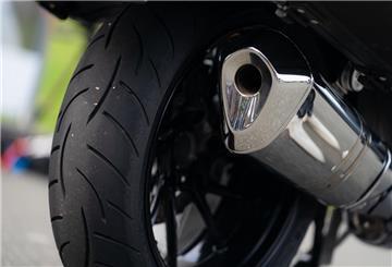 ARCHIV - 29.04.2022, Bayern, Aufseß: Der Auspuff eines Motorrads. (zu dpa: «Motorradunfall auf A20 - Vollsperrung nahe Grevesmühlen») Foto: Nicolas Armer/dpa +++ dpa-Bildfunk +++