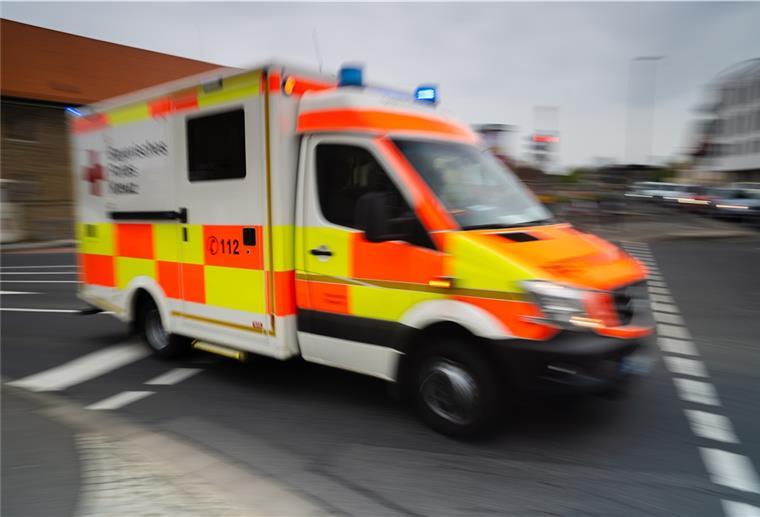 Ein Rettungswagen fährt mit Blaulicht durch Schweinfurt.