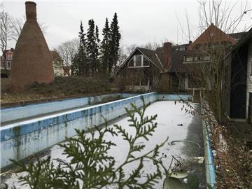 Die vergammelten Schwimmbecken im Sauna-Garten am Kalkofen bereiten dem Umweltamt Sorge. In der Beschichtung könnte Gift enthalten sein.