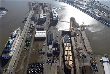 Die Verhandlungen zum Verkauf der Lloyd Werft ziehen sich hin. Dem Vernehmen nach sollen die Unternehmen Rönner und Zech mit ihrem Gemeinschaftsangebot zur Übernahme der Werft aufgeholt haben.