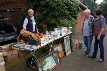 Die Verkaufsmeile des Flohmarkts in der „Alten Reihe“ bot wirklich für alles und jeden etwas. 