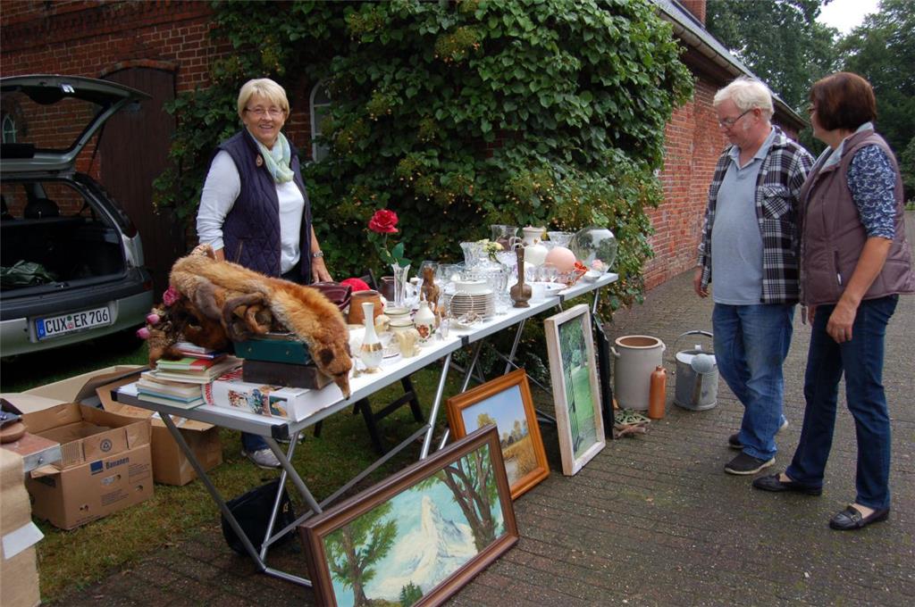 Die Verkaufsmeile des Flohmarkts in der „Alten Reihe“ bot wirklich für alles und...